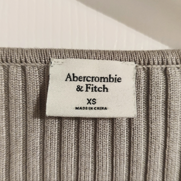 Abercrombie & Fitch Cropped Twist Front Sweater - Picture 4 of 4